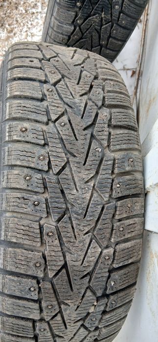 Зимние шины шипованные в отличном состоянии