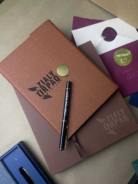 Корпоративные подарки — именной набор блокнот и ручка в футляре 23,2