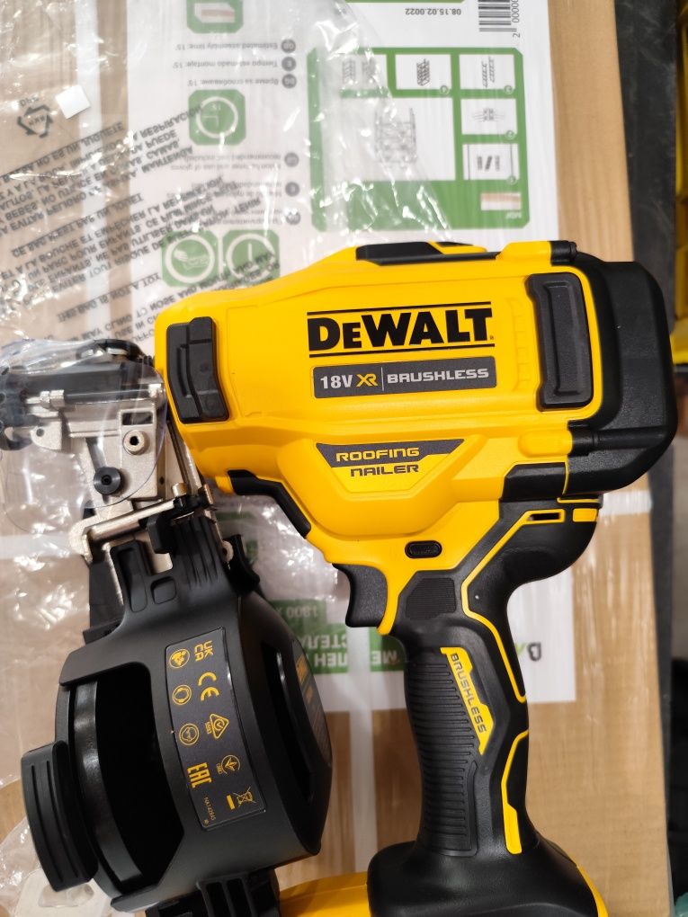 Акумулаторен такер - пистолет за битумни керемиди Девалт DeWALT DCN45R