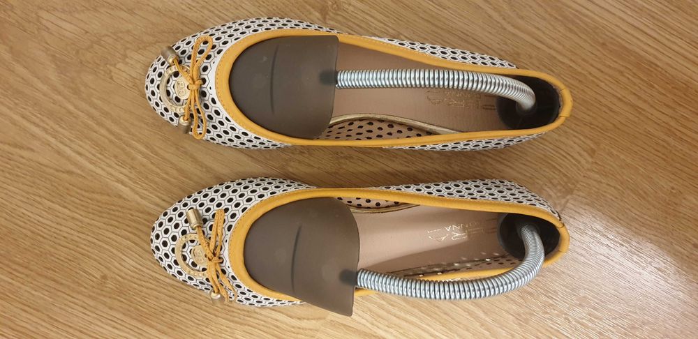 Balerini albi cu bordura galbena, piele perforata, marimea 38