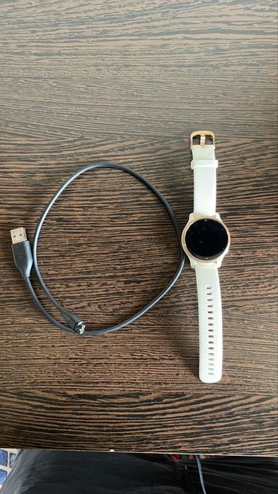 Garmin Venu 2S – Alb cu bezel auriu (Gold), model de damă – 700 lei