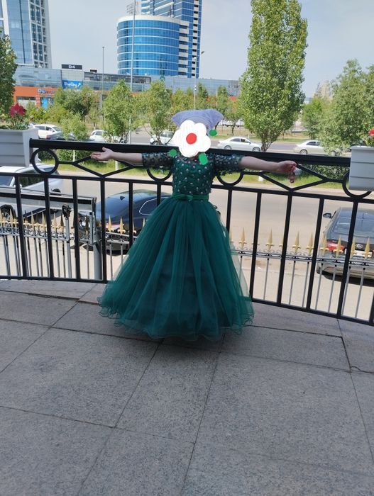 Шикарное платье зелёного цвета для девочки