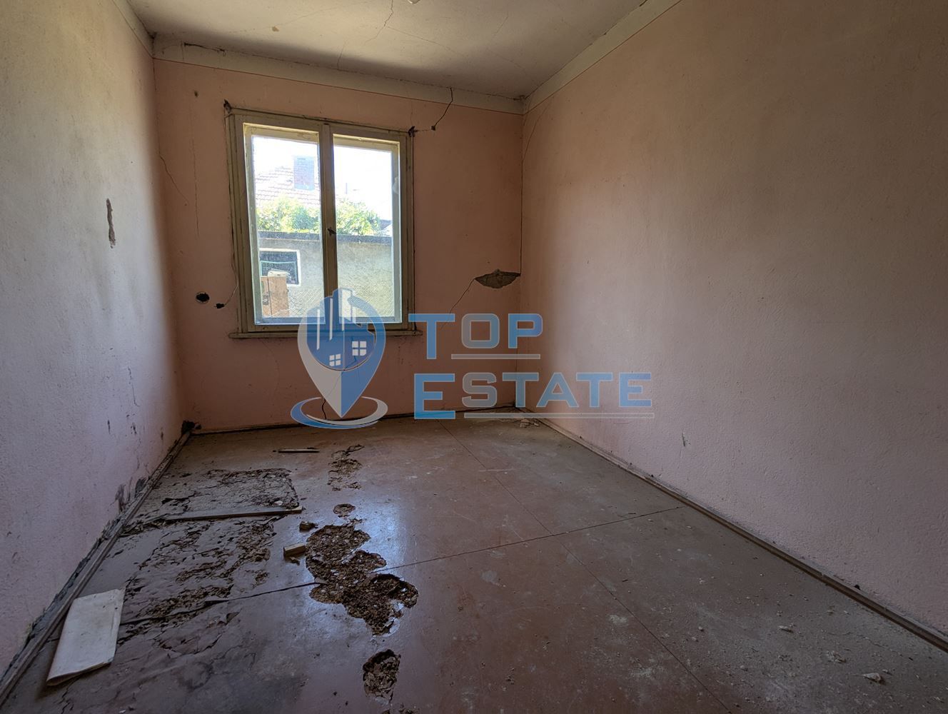 Двуетажна тухлена къща с кладенец в село Поликраище, област Велико Тъ