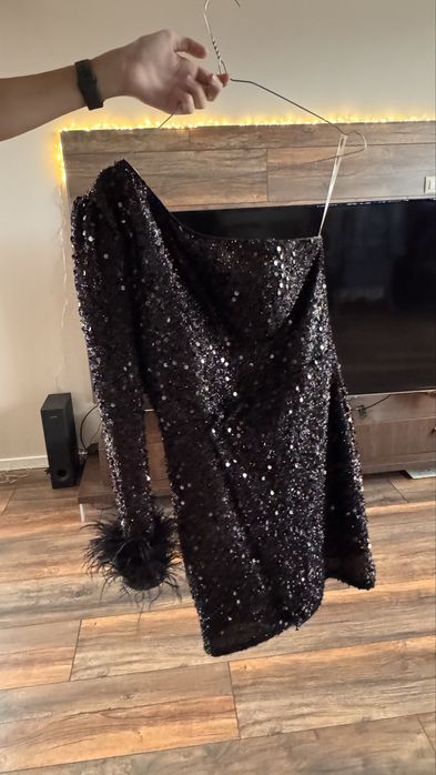 Дамска рокля с пайети и гъши пера