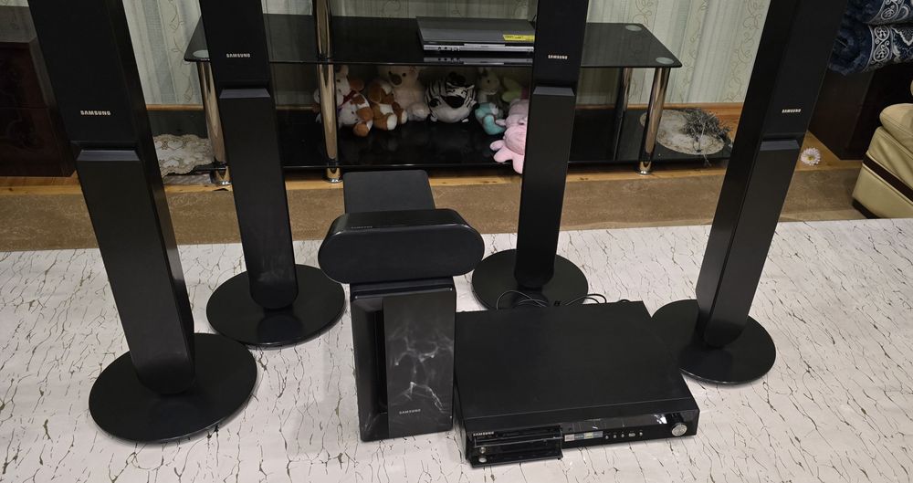 Продаёт домашный кинотеатр Samsung в отличном состоянии