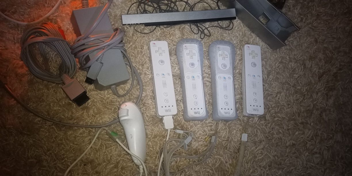 Wii конзола с контролери, кабели и всичко необходимо за игра