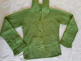 Продавам дамски ръчно плетен зелен пуловер