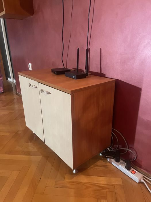 Шкаф в  два цвята.Може да  се поставя на различни места.