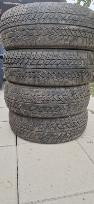 Vand 4 cauciucuri 205 60 r16 300 lei