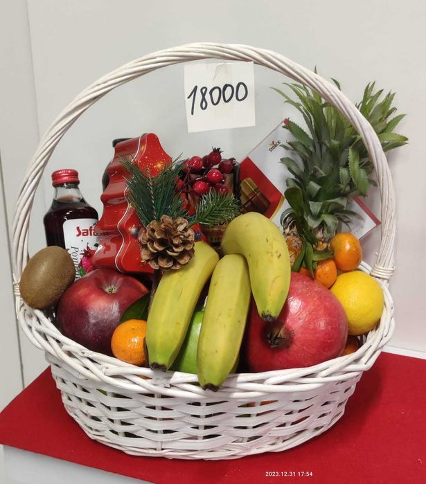 Подарочная новогодняя корзина из свежих фруктов и сладостей