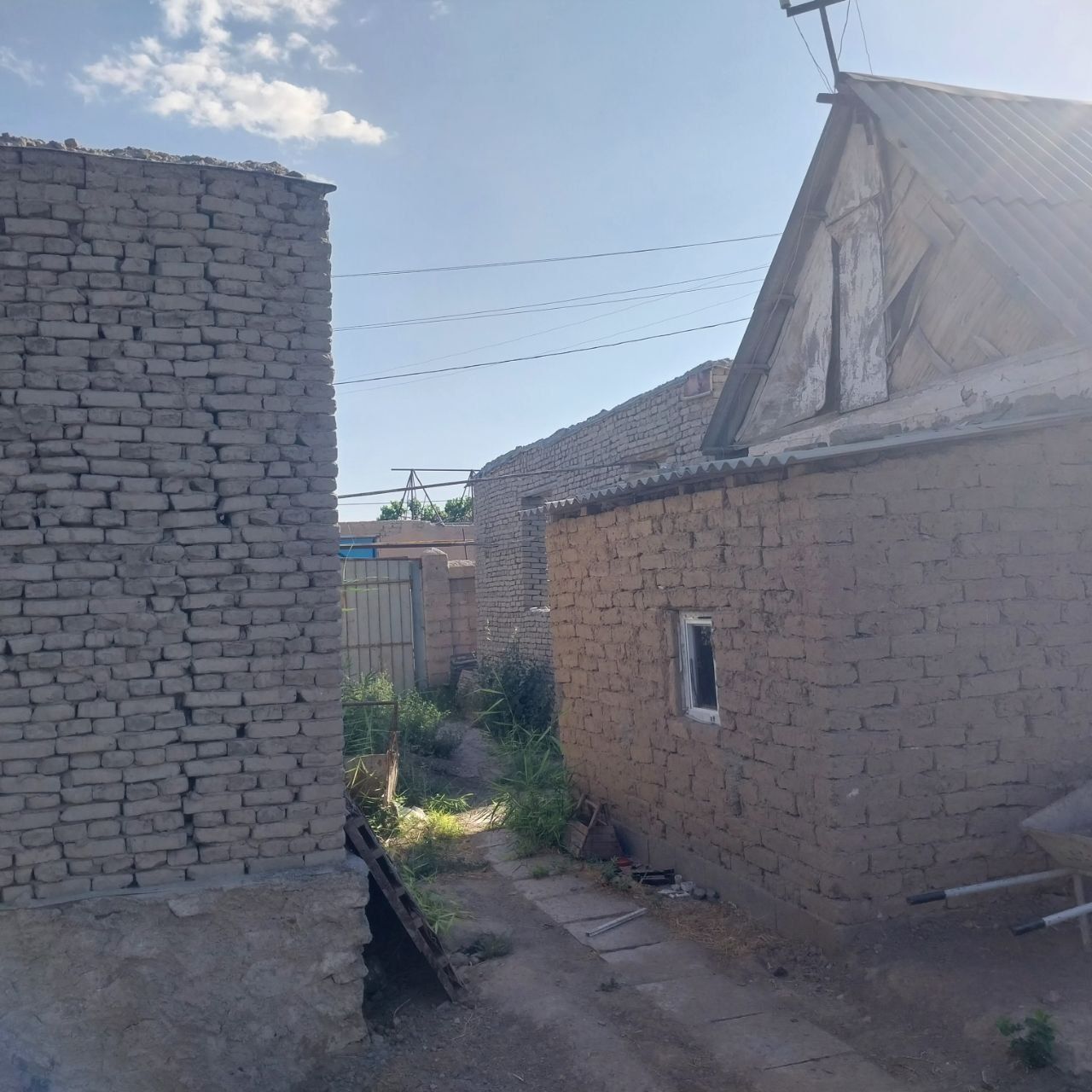 6 sotixlik dacha usti yopilmagan uy yashash uchun 2 xonalik uy ham bor