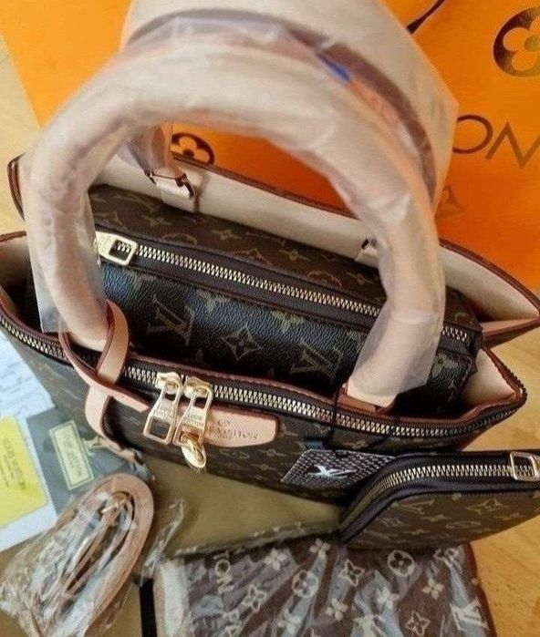 Set 3 articole (geanta+esarfa cu 2 fețe+portofel)saculet, etichetă