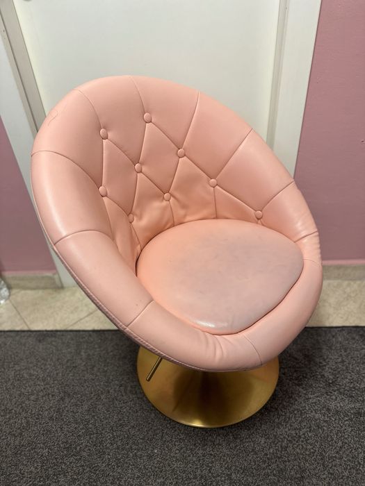 Продавам кожен стол