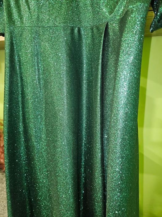 Официална рокля,тъмнозелена,цялата в брокат.