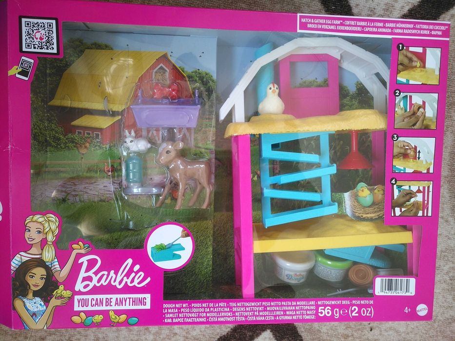 Играчка Барби и кокошките в селскостопанския двор