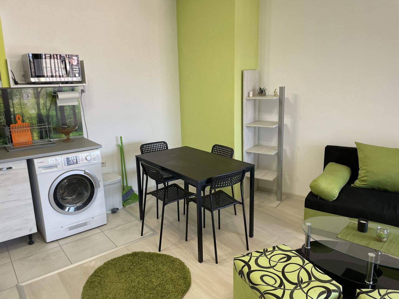 Дава се под наем Тристаен апартамент в Асеновград - 100 кв.м за 331.5 € - Снимка #1