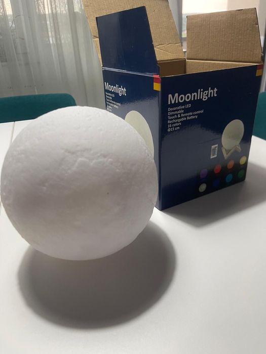 Lampa Moonlight noua