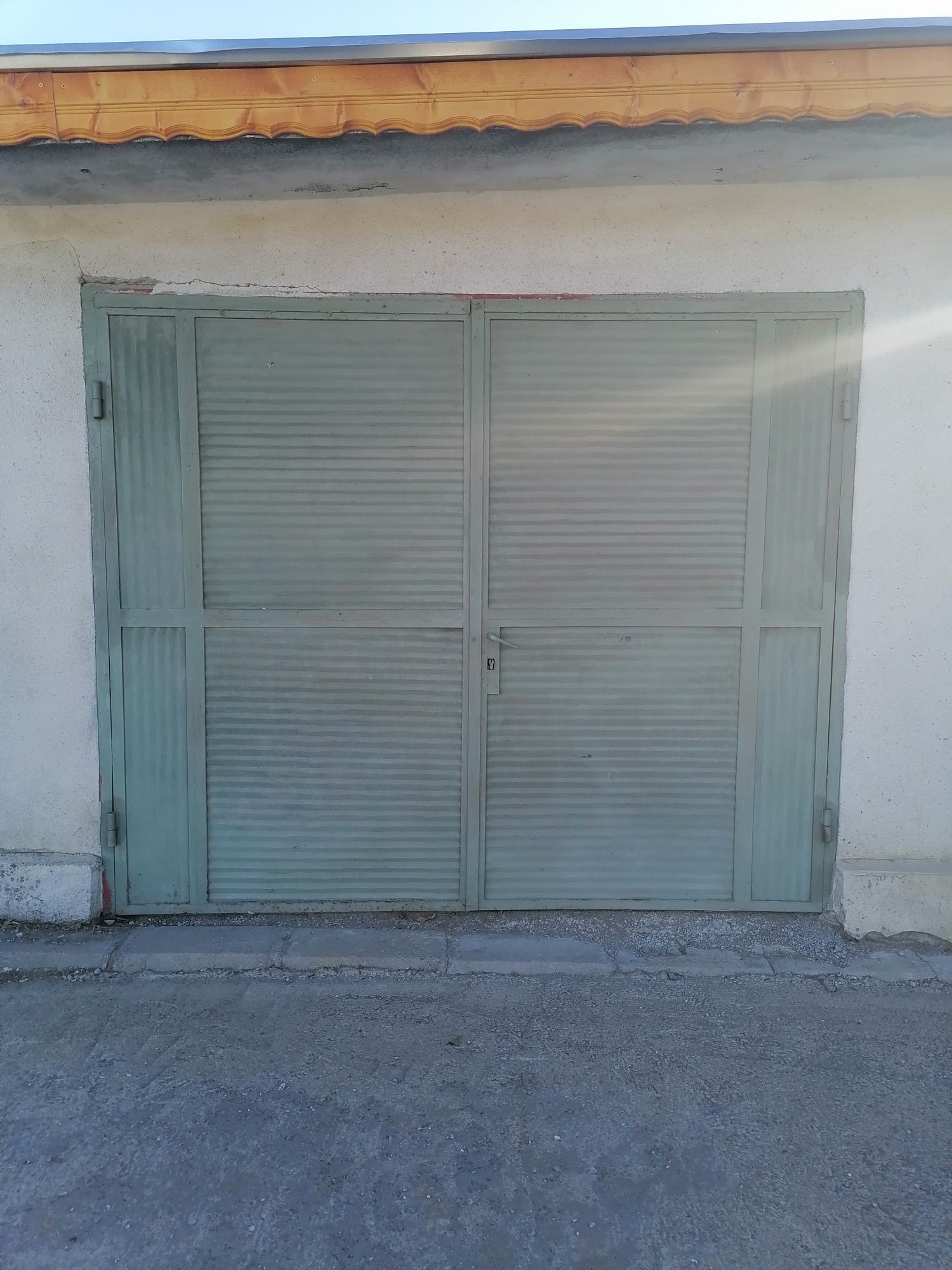 Продавам гаражна врата