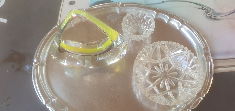 suport ceramic cu trei lumanar.Elemente de sticlă de de decor.