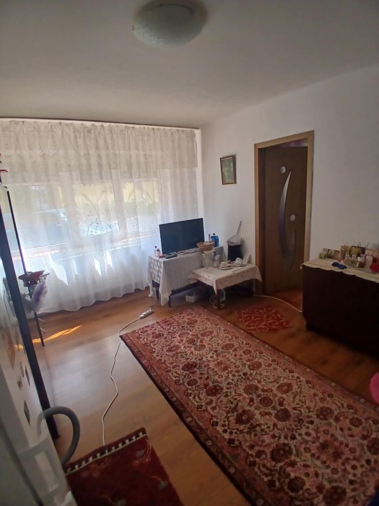 Vând apartament cu 2 camere,hol,bucatarie,baie,balcon