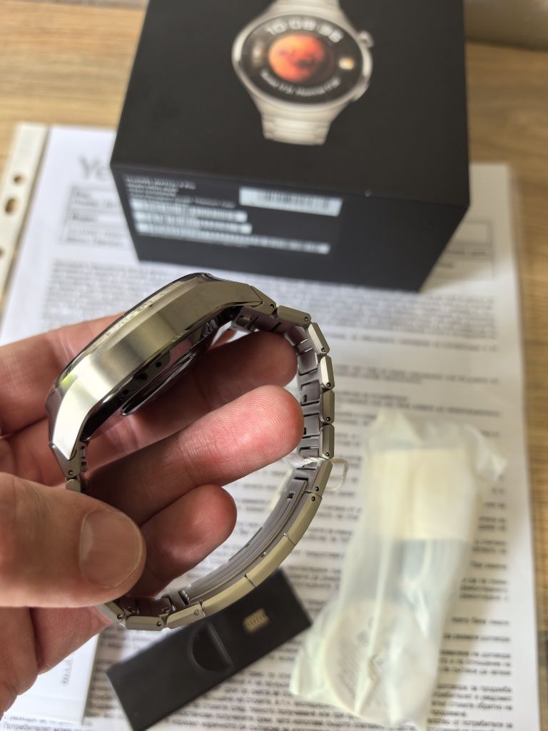 Titanium Чисто нов, Huawei Watch 4 pro с гаранция от Yettel