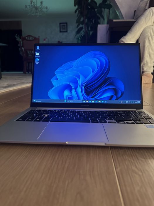 Vând laptop samsung ,in stare foarte buna folosit putin !