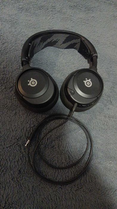 Casti gaming cu fir logitech G633 si G230 SteelSeries Arctis Nova 1