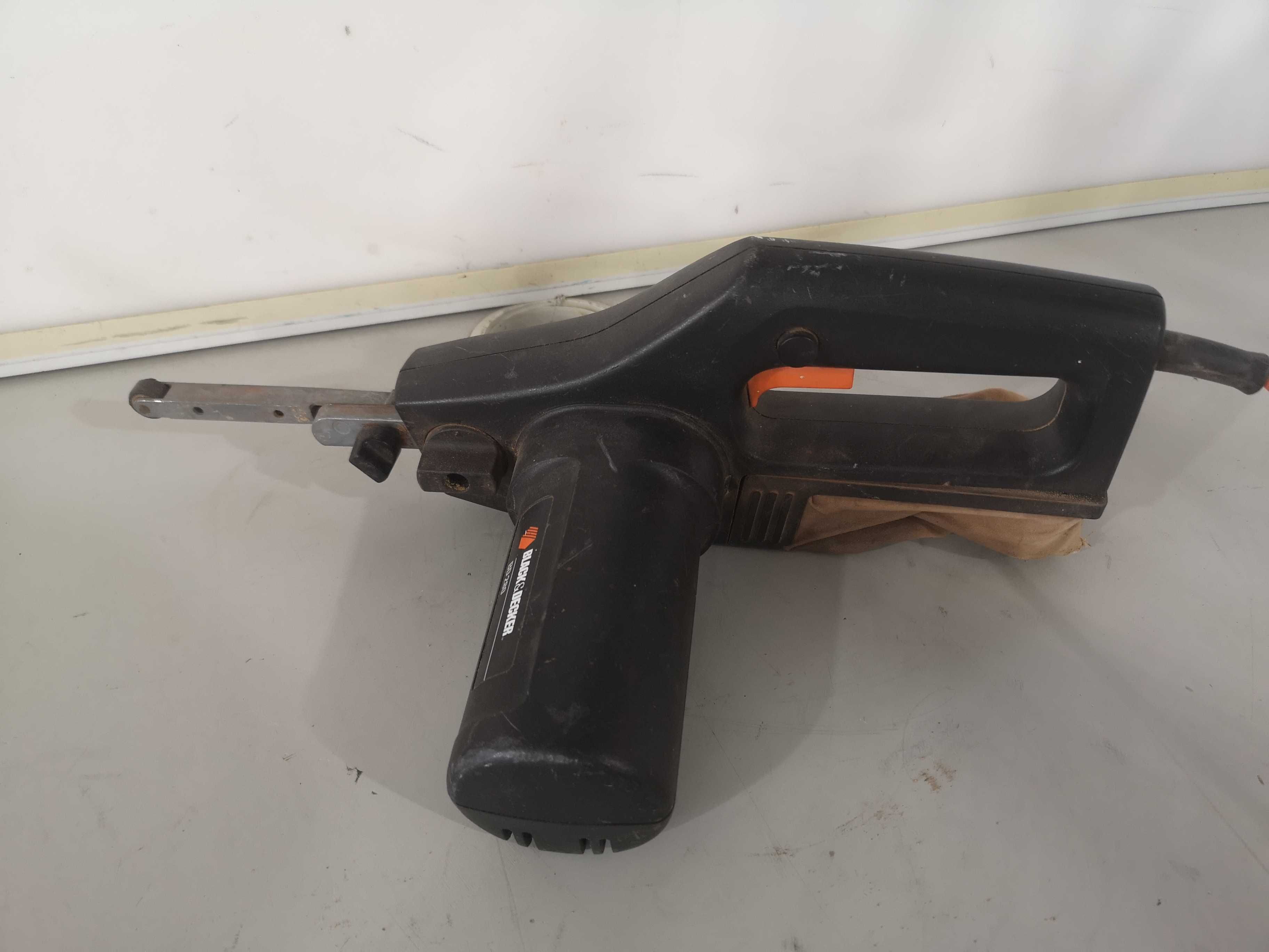 Лентов шлайф / прав - Black & Decker 300W