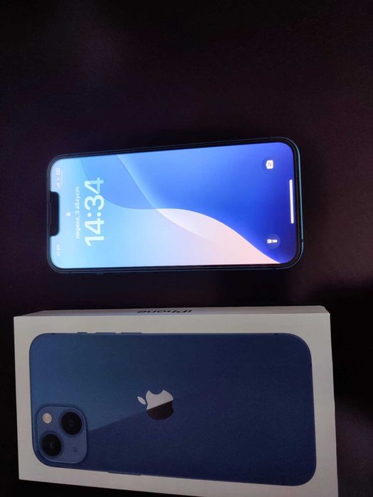 Мобилен телефон iPhone 13  256 GB  отлично състояние син цвят