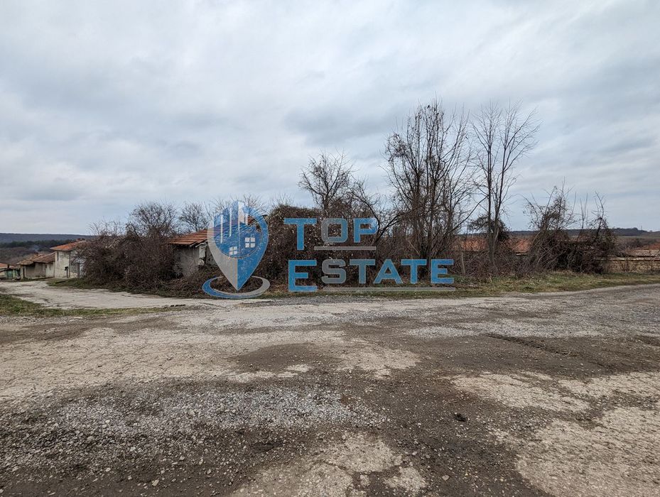 Парцел със стара къща в село Орловец