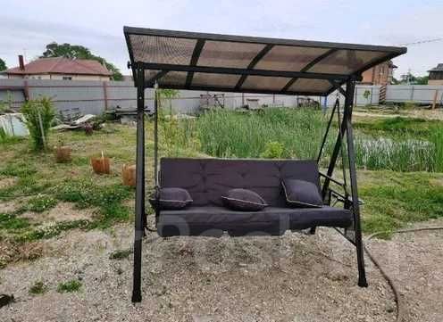 Качеля садовая с крышей