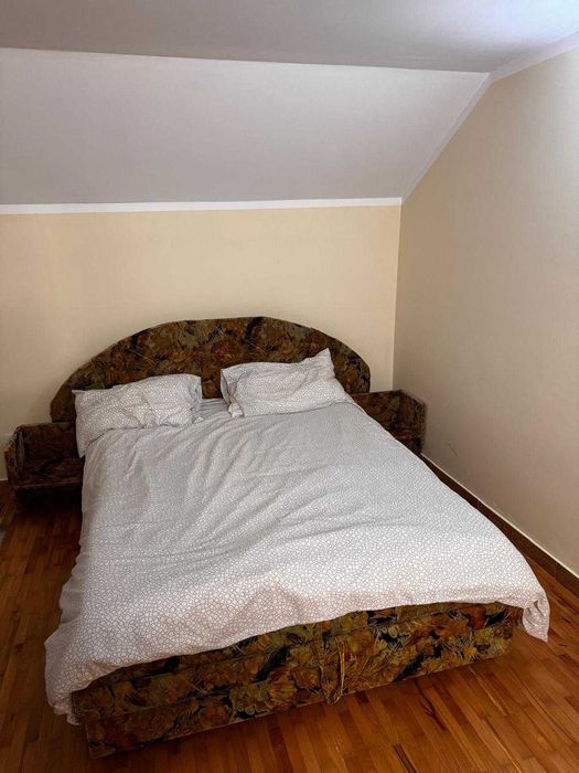 Pat matrimonial de doua persoane +noptiere + lada de depozitare