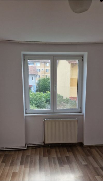Închiriez apartament cu 2 camere