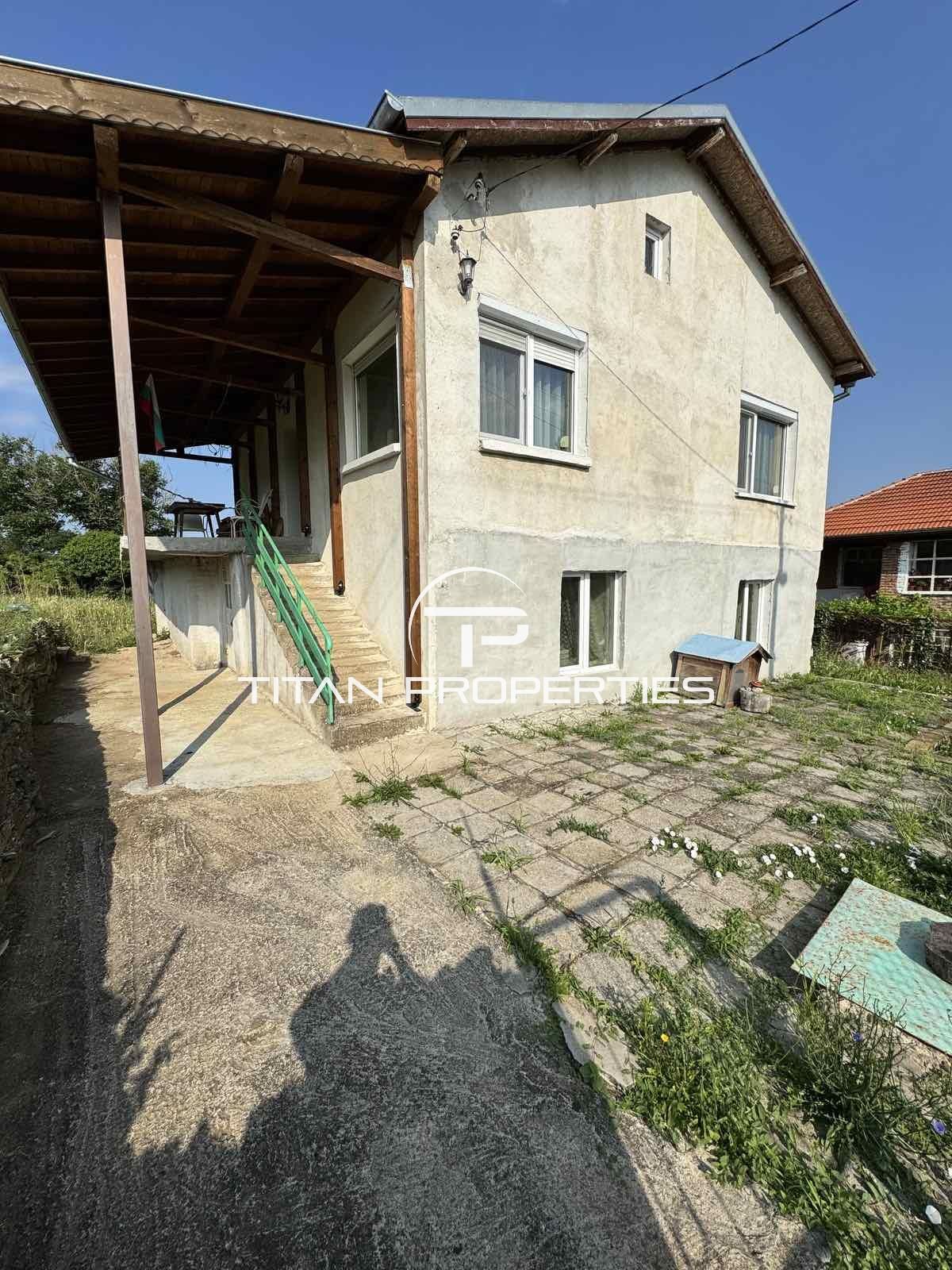 Двуетажна Къща с голям двор и красива панорама в с. Проход