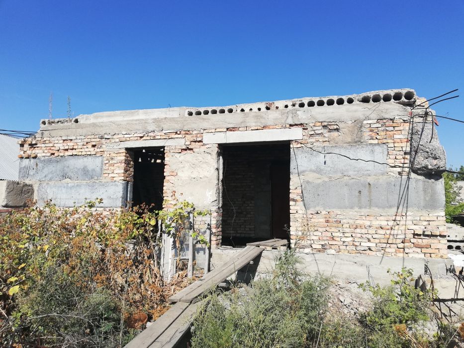 Земельный участок с недостроенным домом