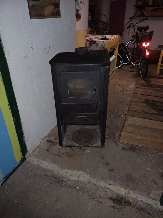 Semineu din fonta pe lemne .