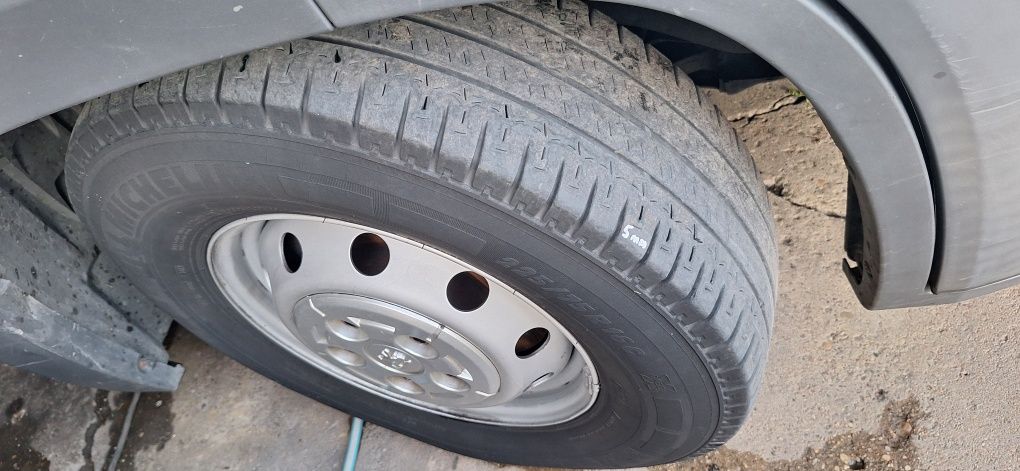 Продавам Michelin Agilis 225/75 R16 C