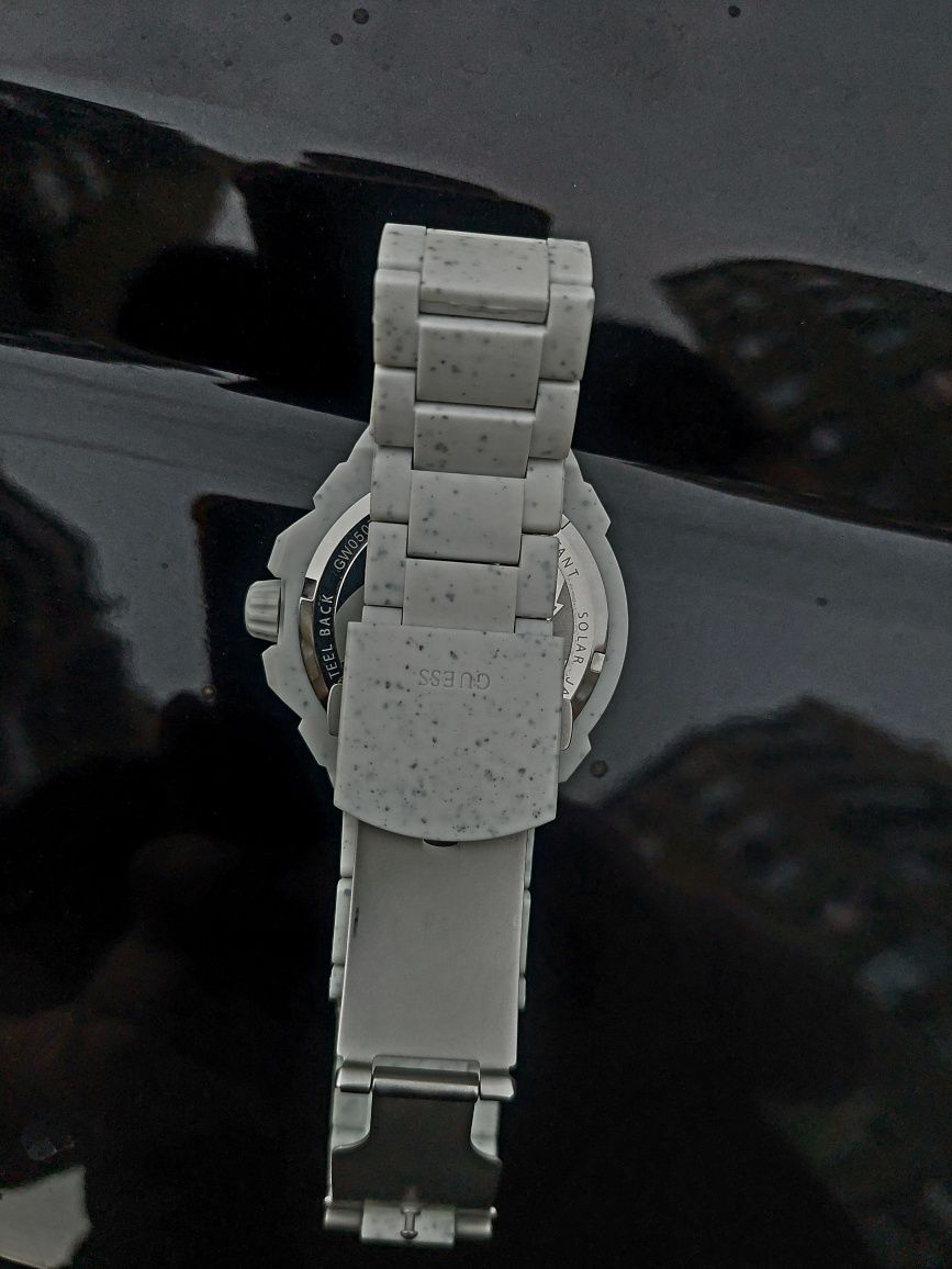 Часовник  Guess White