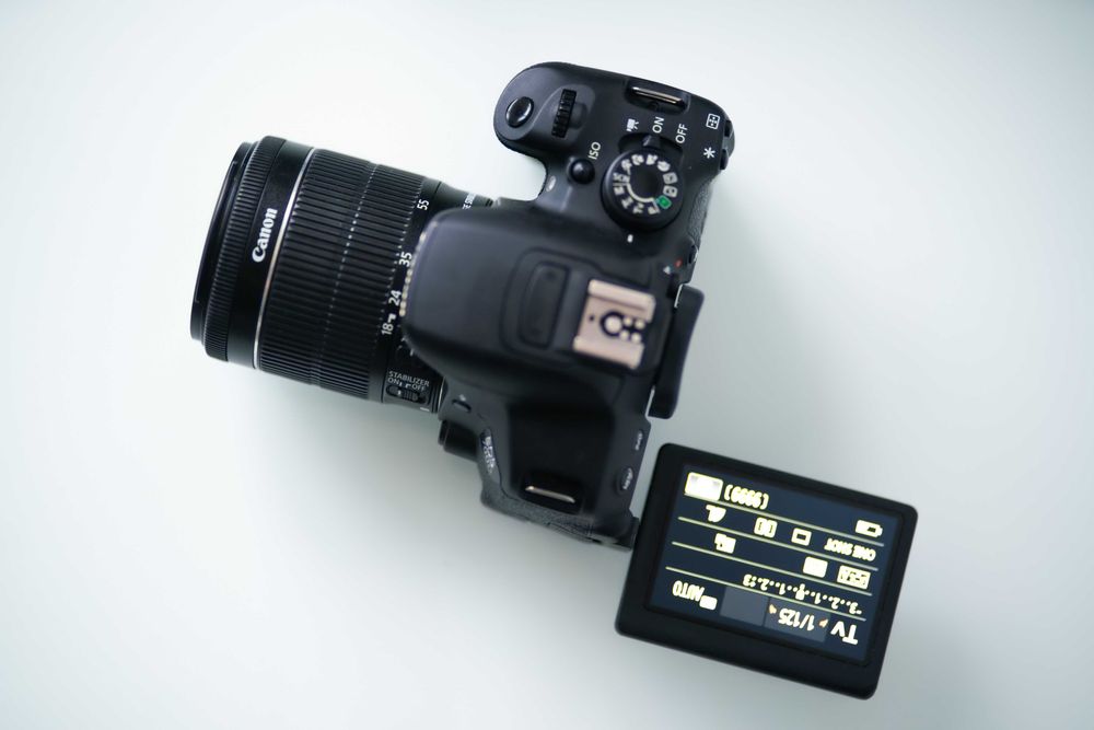 Kit CANON 700D + obiectiv 18-55mm, doar 5ooo cadre