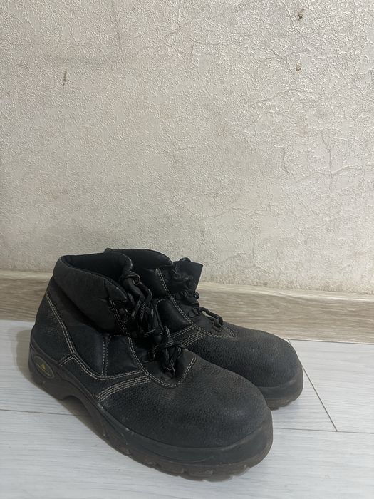 Ботинки  рабочие б/у продам.