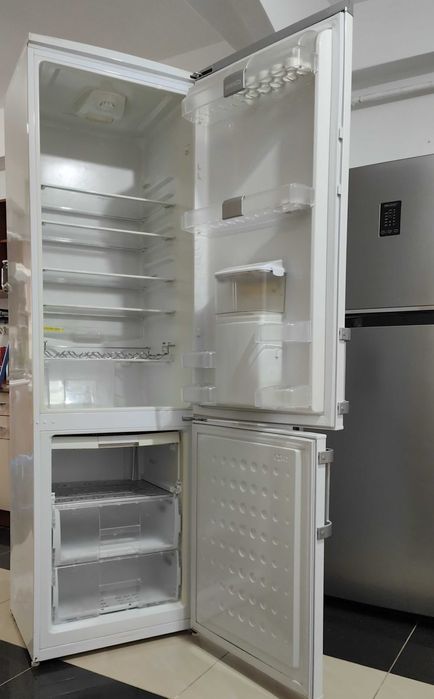 Combină frigorifică Beko BK386WD+ 380 L, dozator apă, stare bună