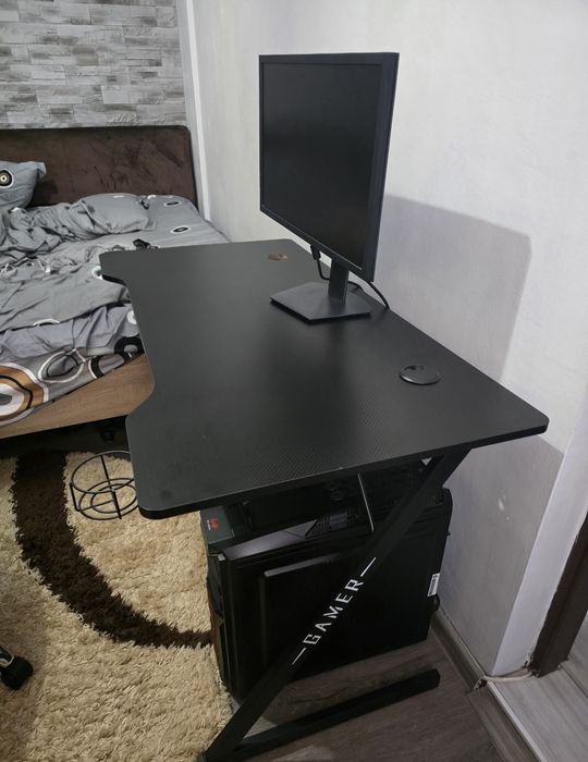 Birou Gaming + Două suporturi.
- Rezoluție 19
