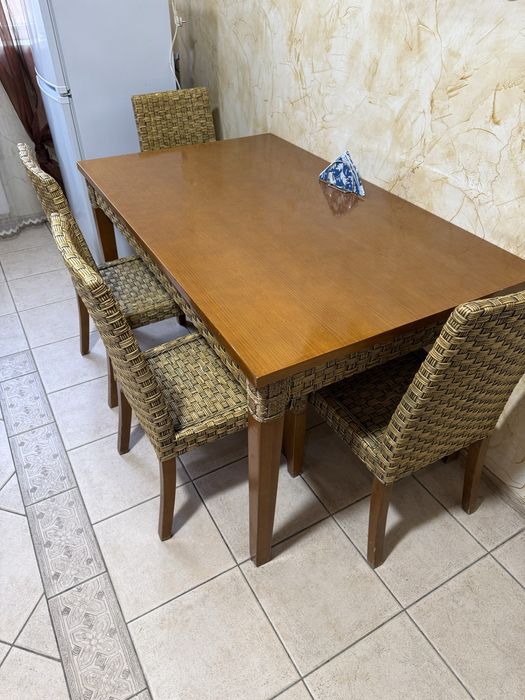 Комплект стол и четыре стула из натурального дерева с ротангом