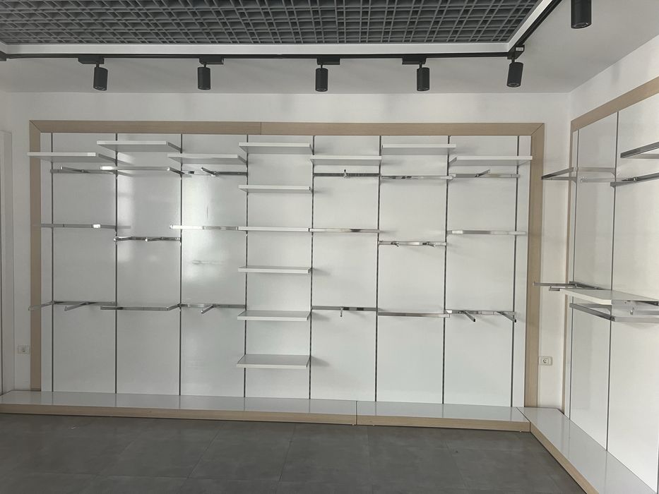 Rafturi magazin este disponibil pentru un magazin de 80 - 100 mp