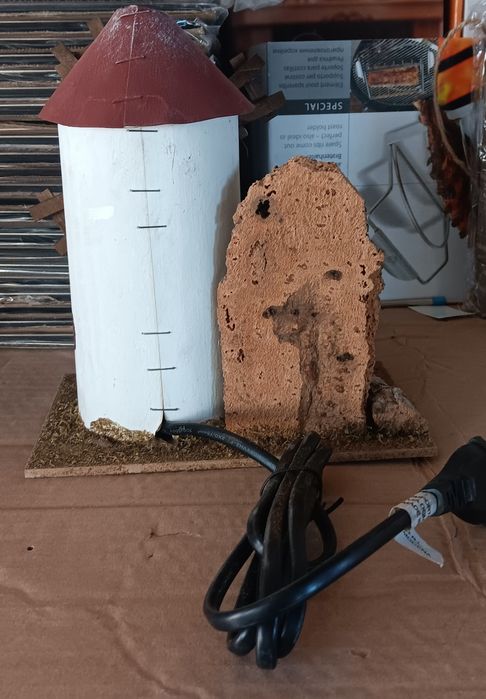 Moara de vant handmade montata pe rondea lemn lacuita model 63