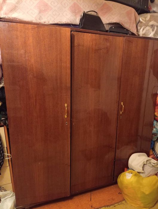 Продам шифоньр, платяной шкаф  деревянный, прочный советский.