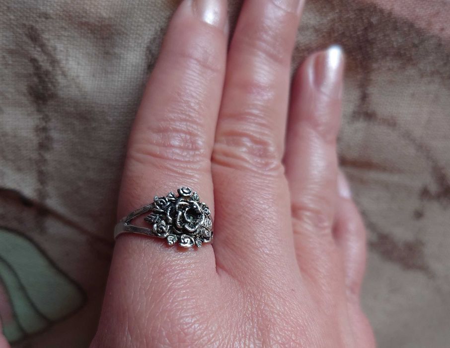 Сребърен пръстен с рози