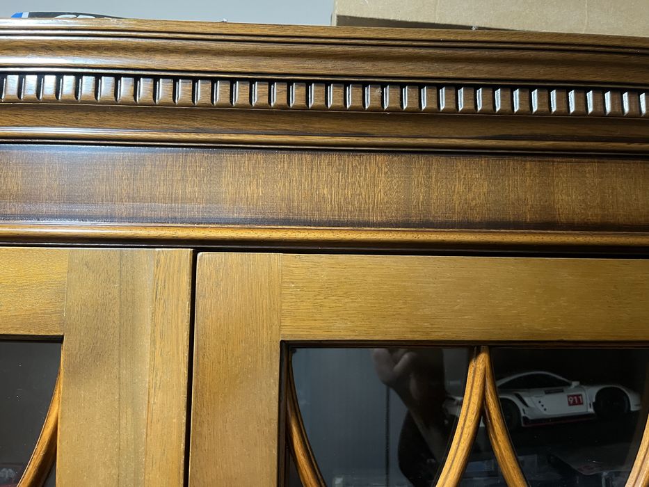 Античен бюфет с витрини