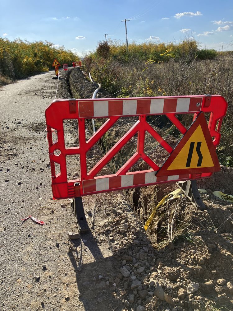 Execut lucrări miniexcavator. Montăm fose septice/instalații sanitare.
