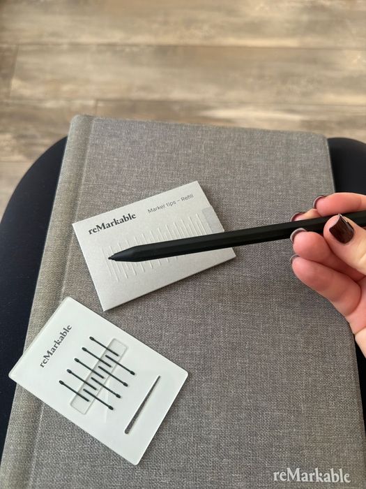 Vand tableta reMarkable cu tot cu marker tips+creion+husa